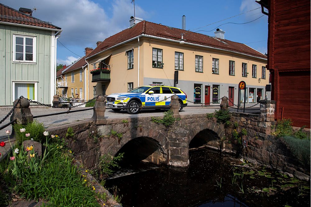 Polisbil kör på en bro