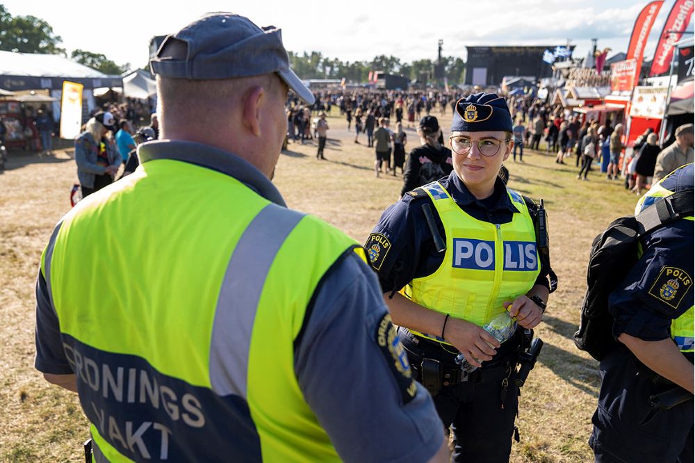 En ordningsvakt och en polis på ett festivalområde