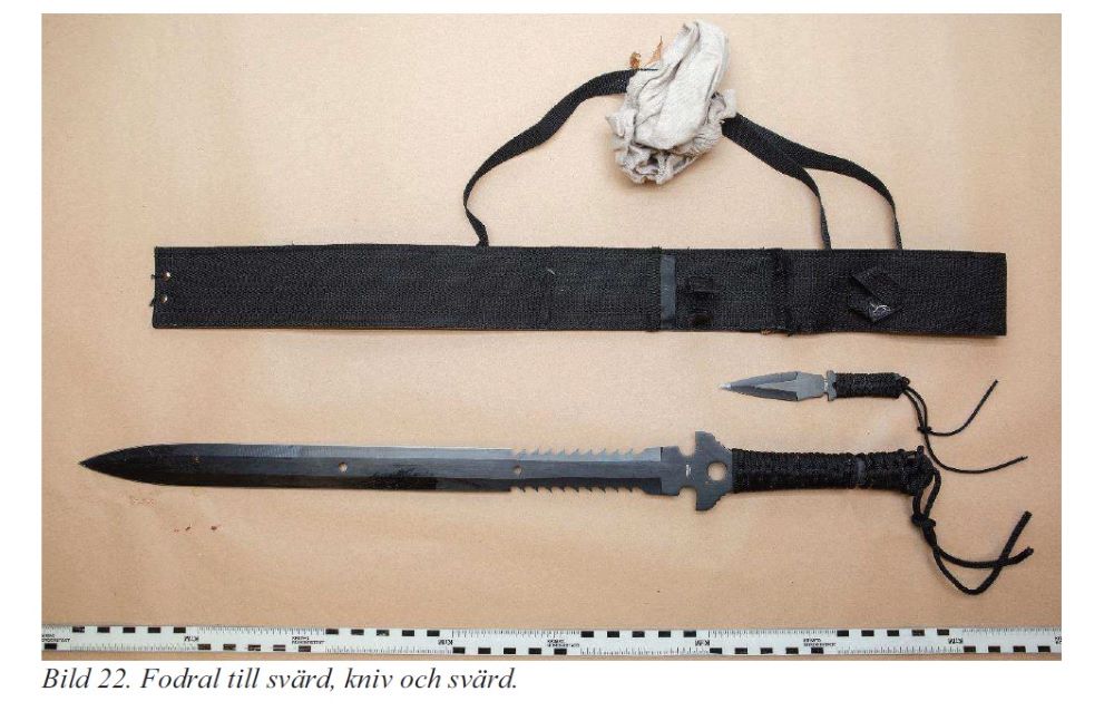Bild från förundersökningen där fodral, svärd och kniv fotats efter att de tagits i beslag.