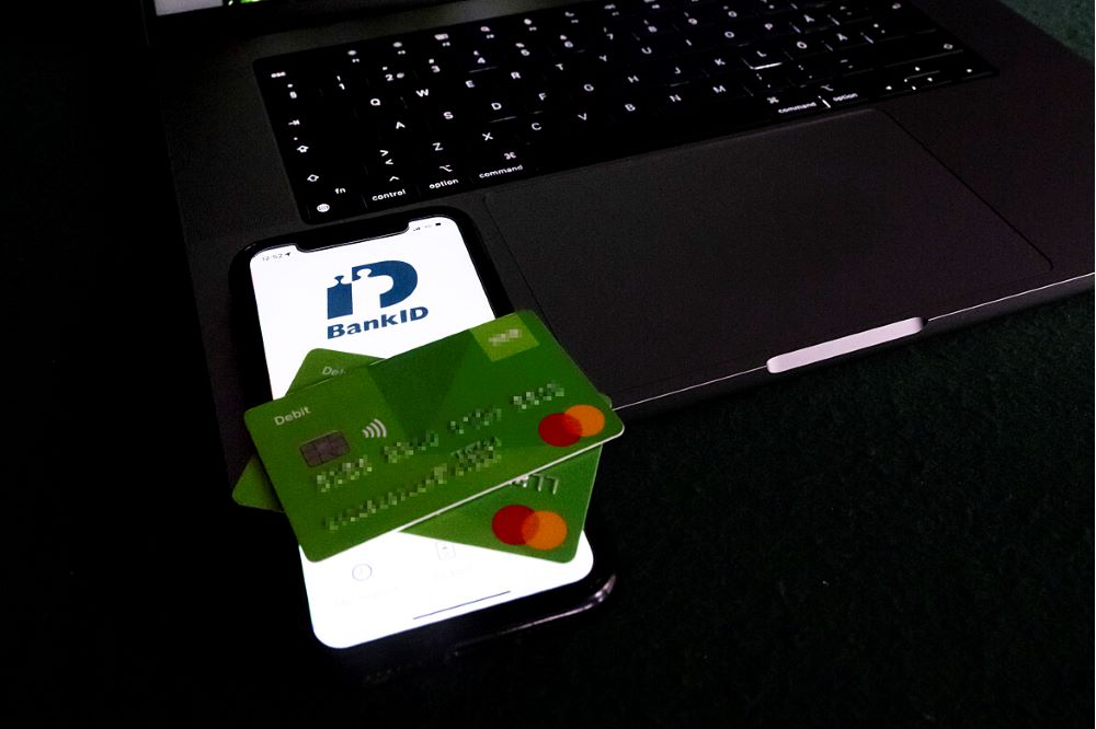 Bild på telefon, bankkort och Bank-ID.