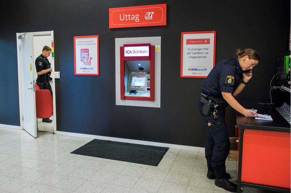 Uniformerade poliser jobbar på Ica Maxi med snabbare lagföring