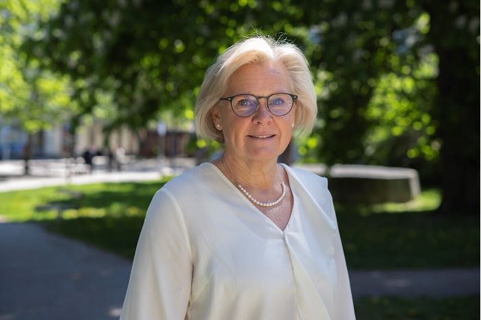 Petra Lundh utomhus i vit blus.