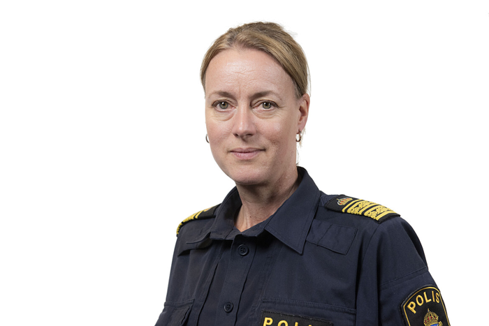 Porträttbild av Catrine Kimerius Wikström i mörkblå polisskjorta.