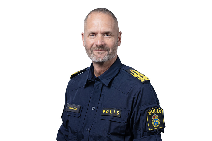 Portätt av Felix Andåker i mörkblå polisskjorta.