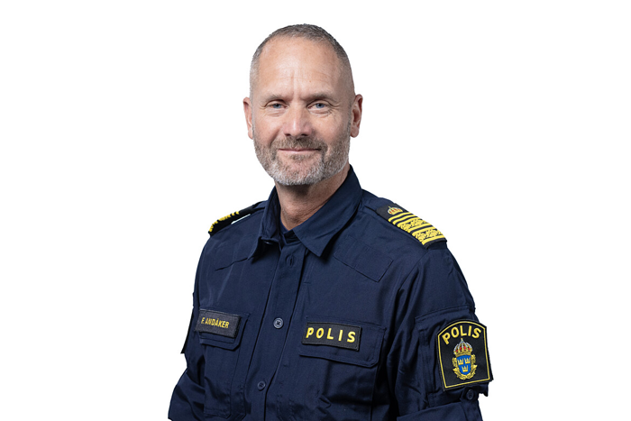 Portätt av Felix Andåker i mörkblå polisskjorta.