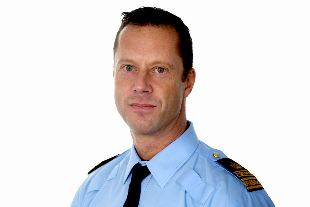 Max Åkerwall i ljusblå skjorta