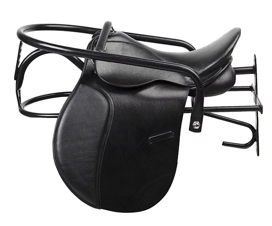 Vit bakgrund. Svart sadel som sitter fastlåst i ett svart sadellås.