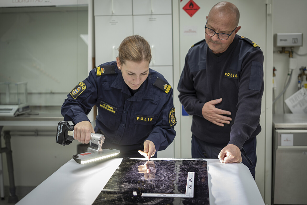 Två personer som tittar på ett papper tillsammans.