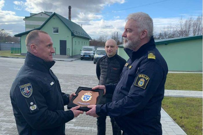 Anders Karnevald vid polisens utlandssektion tas emot av Ukrainas biträdande rikspolischef.