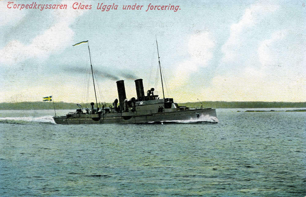 Torpedkryssaren Claes Uggla under forcering.