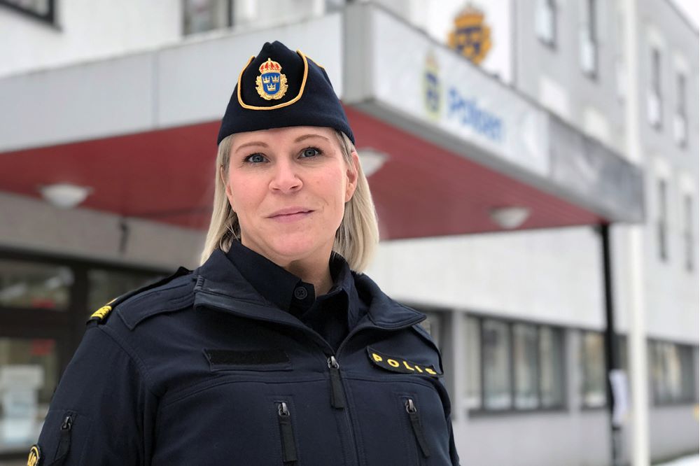 Kommunpolis utanför polishus. Foto.