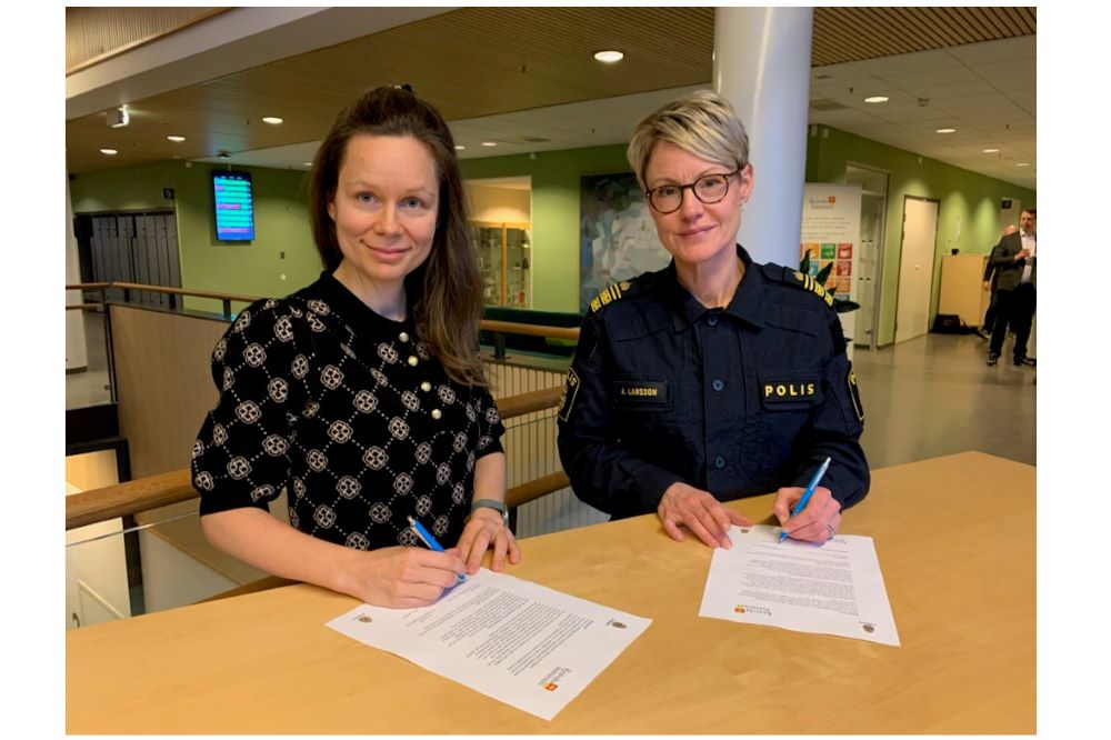 Matilda Hübinette, kommunstyrelsens ordförande och Åsa Larsson, tf lokalpolisområdeschef, när de signerade medborgarlöftet i måndags.