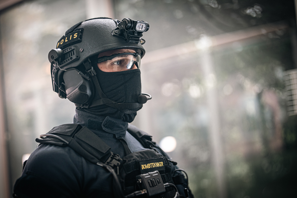 Närbild på en bomtekniker som har mask över huvudet