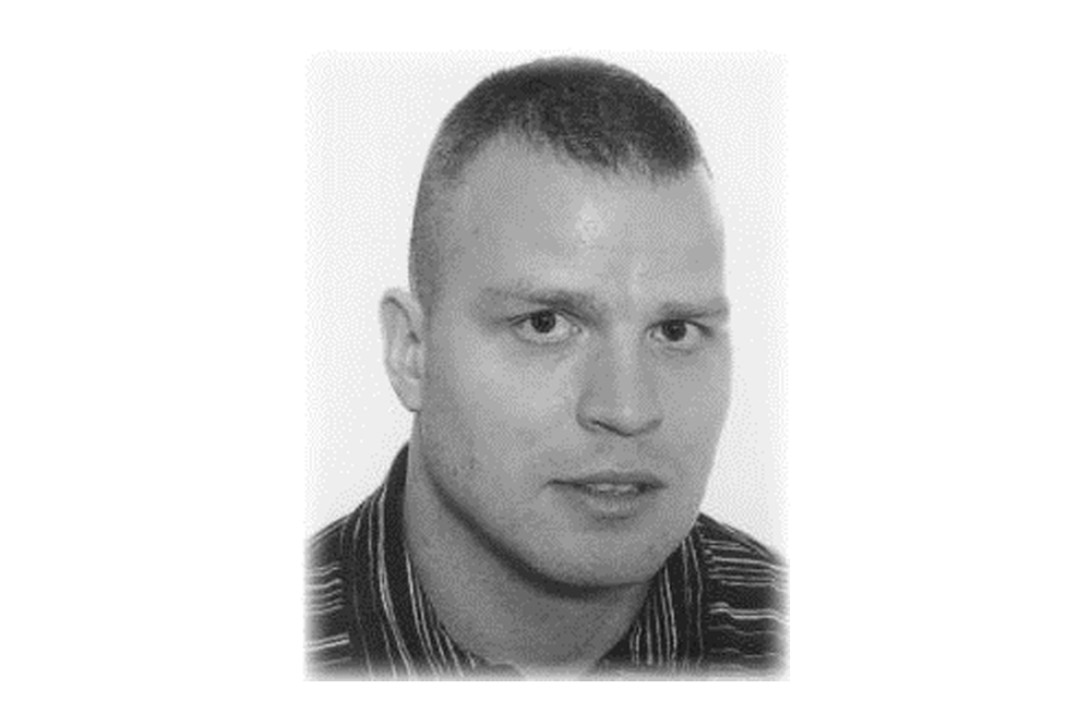 Svartvit foto på Daniel Jansson. På bilden har han kort hår och en randig skjorta.