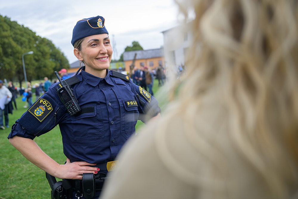 Uniformerad polis talar med allmänhet.