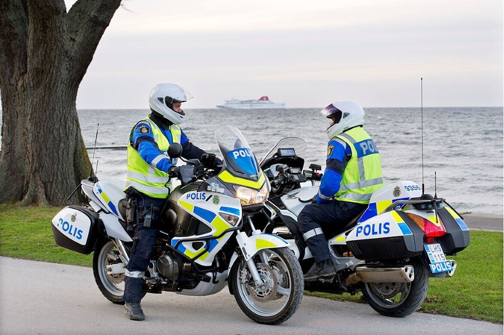 Foto på två MC-poliser med Gotlandsfärjan i bakgrunden.