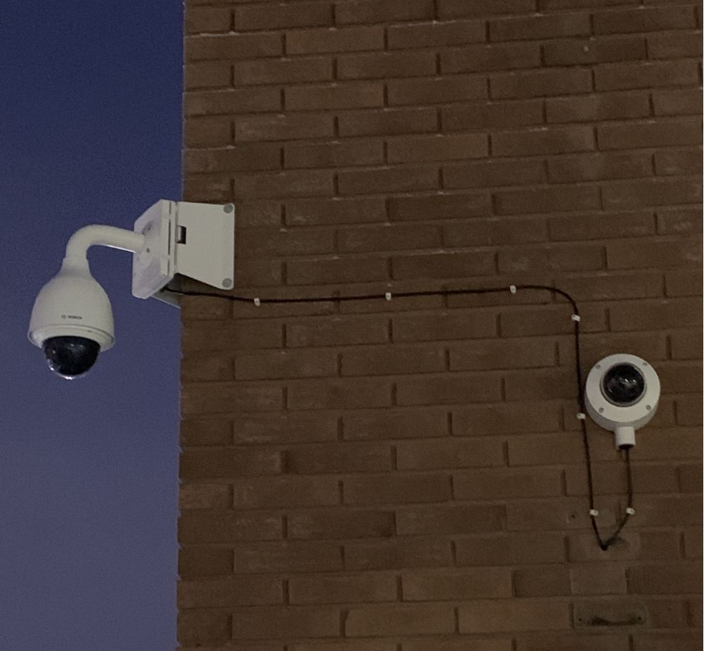 Två bevakningskameror på en husfas