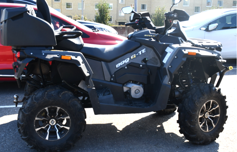 Bild på en grön fyrhjuling