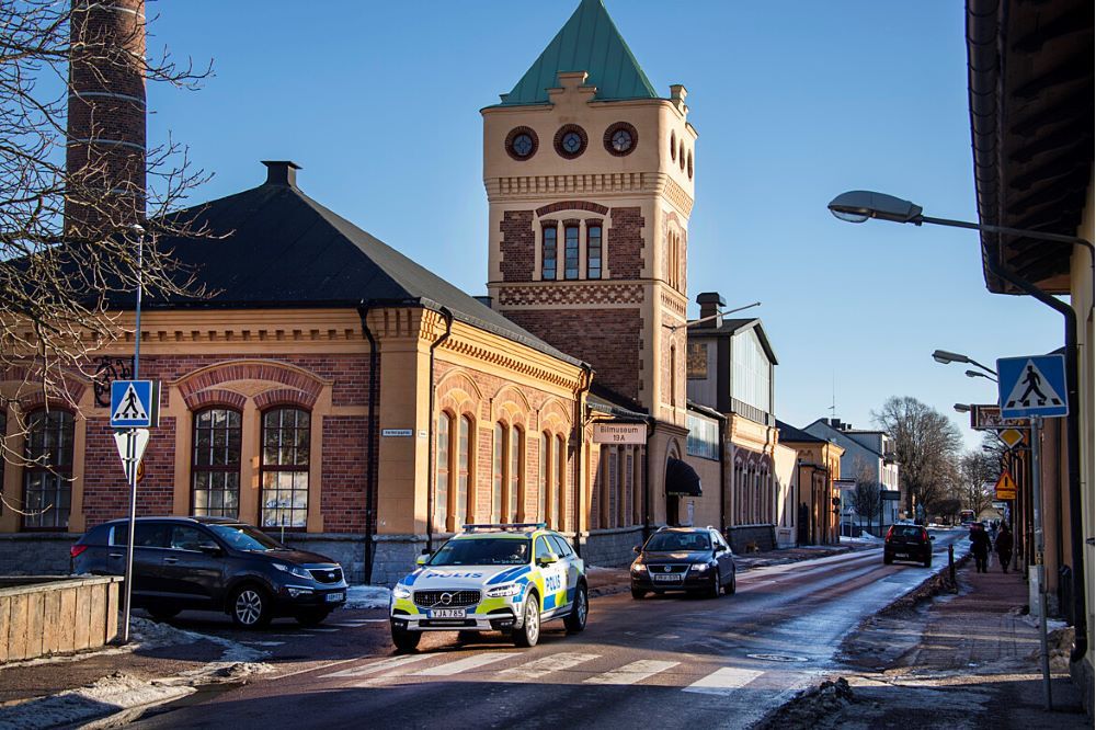 Polisbil på uppdrag i Köping