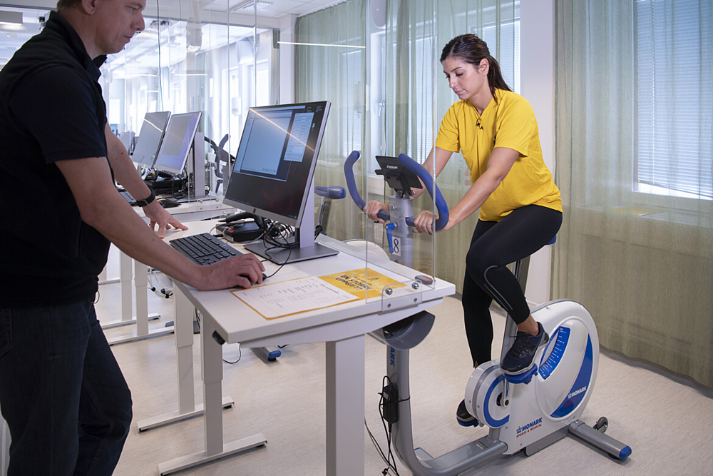 person som sitter på en träningscykel