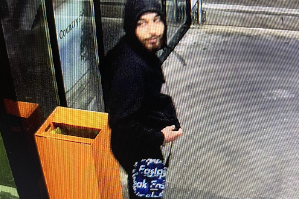 Övervakningsbild på misstänkt. Denna bild får inte kopieras eller spridas utanför polisen.se.