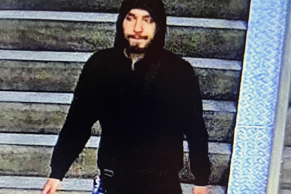 Övervakningsbild på misstänkt. Denna bild får inte kopieras eller spridas utanför polisen.se.