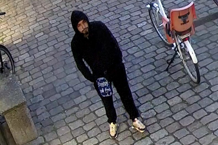 Övervakningsbild på misstänkt. Denna bild får inte kopieras eller spridas utanför polisen.se.