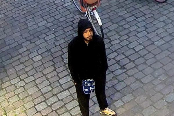 Övervakningsbild på misstänkt. Denna bild får inte kopieras eller spridas utanför polisen.se.