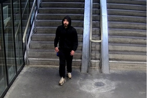 Övervakningsbild på misstänkt. Denna bild får inte kopieras eller spridas utanför polisen.se.