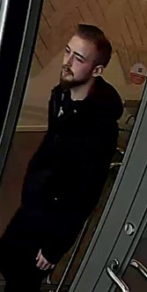 En man på övervakningsbild