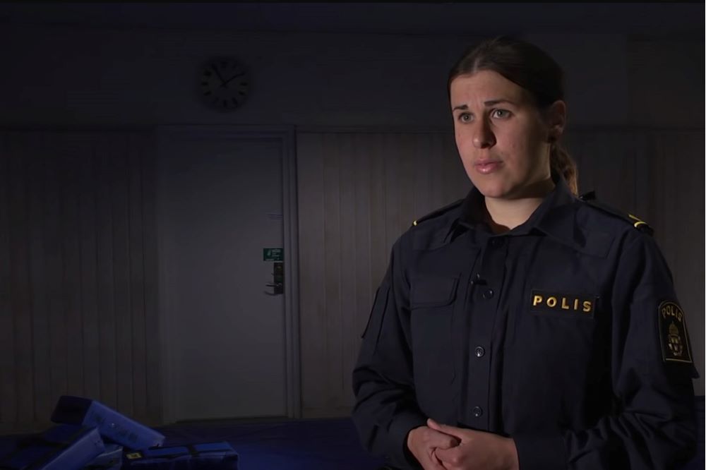 Kvinnlig polis som pratar