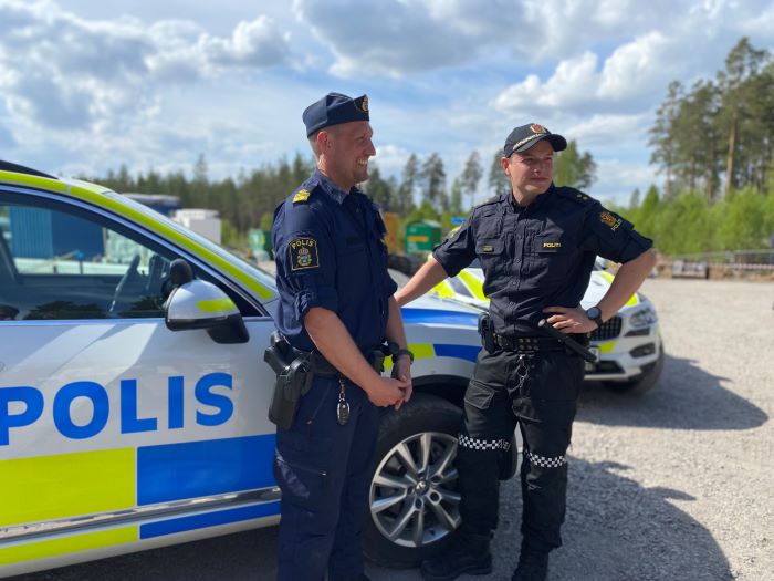 Joakim Kristiansen är gruppchef för den nya polisstationen. Här samtalar han med sin norske kollega Joakim.