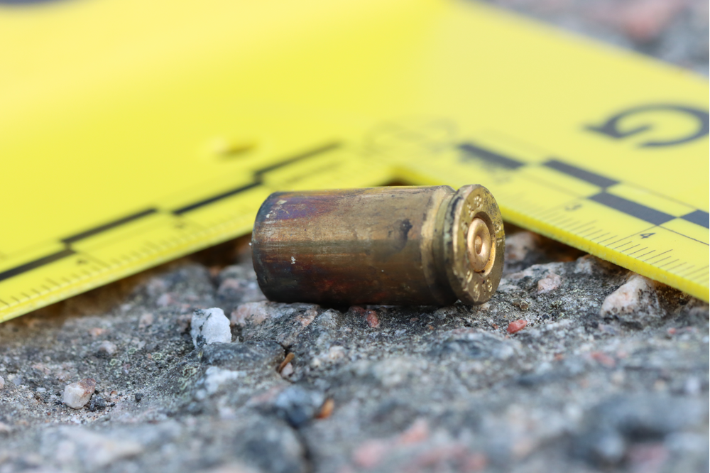 Ammunition bredvid en linjal