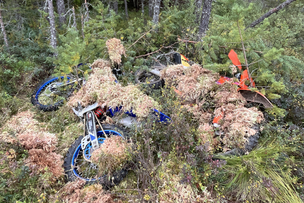 Stulna motorcyklar som är gömda i skogen i väntan på att bli upphämtade för att föras ut ur Sverige.