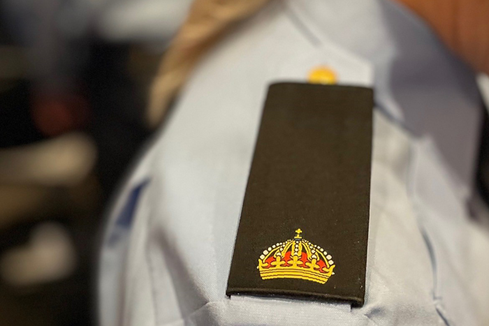 Närbild på axelklaffar på en av polisernas uniform. 