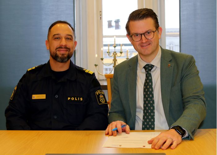 Lokalpolisområdeschef Roberto Eid Forest och kommunens Anders Åhrlin (M)