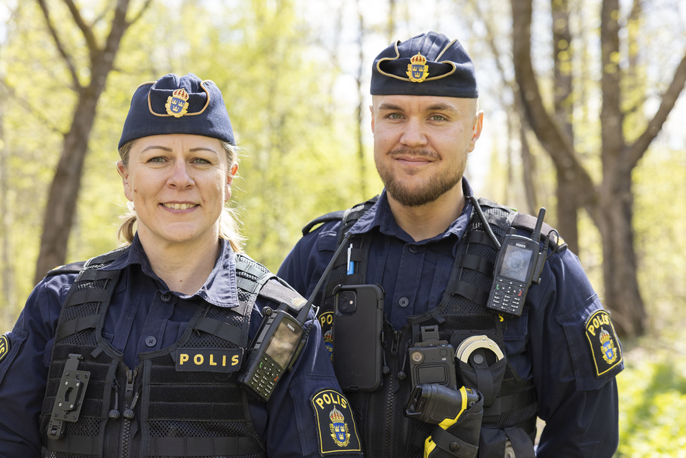 Poliserna Alexander och Nadja jobbar i Fagersta hoppas att fler ska upptäcka fördelarna med att arbeta i lokalpolisområde Norra Västmanland.