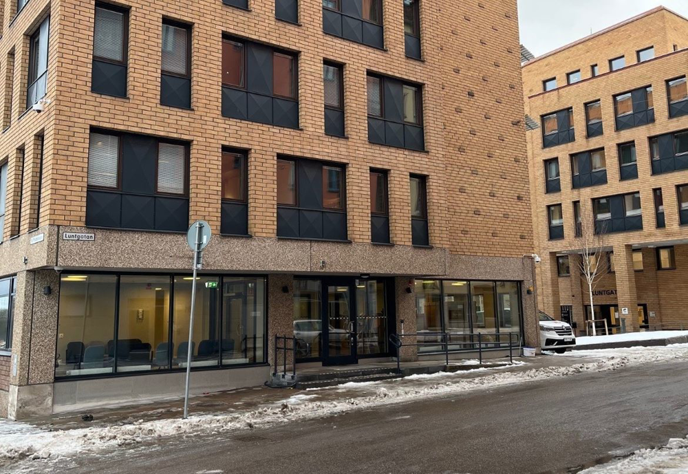 En stor tegelbyggnad i rött.