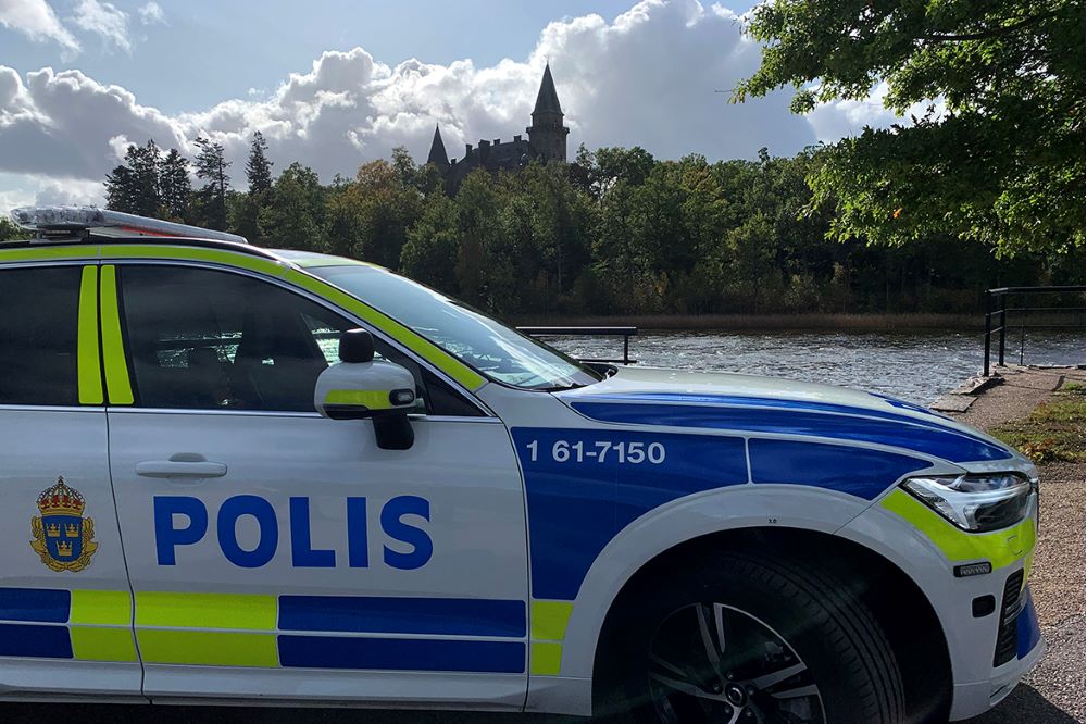 Polisbil i Växjö med Teleborgs slott i bakgrunden