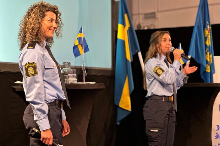 Polisassistenterna Devran Öncu och Zara Karlsson höll tal.