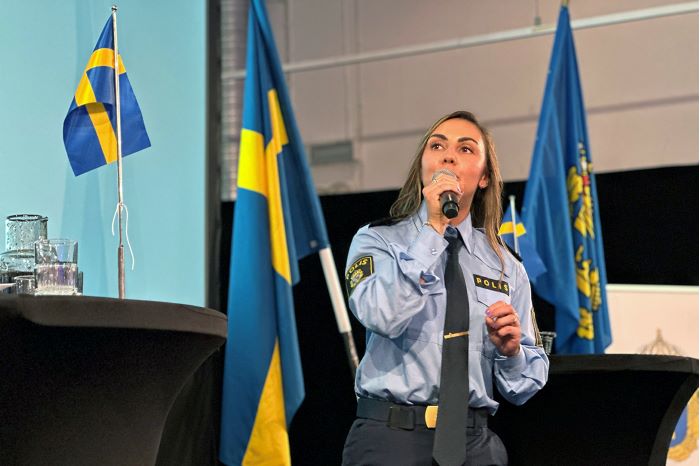 Polisassistent Zara Karlsson höll tal vid ceremonin.