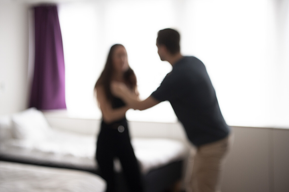 En kvinna och en man står i ett ljust rum. Kvinnan uttrycker rädsla och mannen hotfullhet.  Klicka på bilden som kommer du in till en sida som handlar om att våga anmäla om du är utsatt för våld i nära relation.
