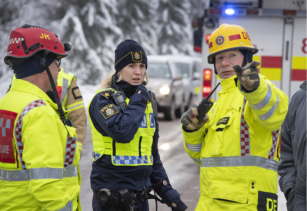 Polis och räddningspersonal vid en trafikolycka