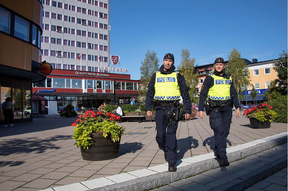två poliser går över gatan i Boden