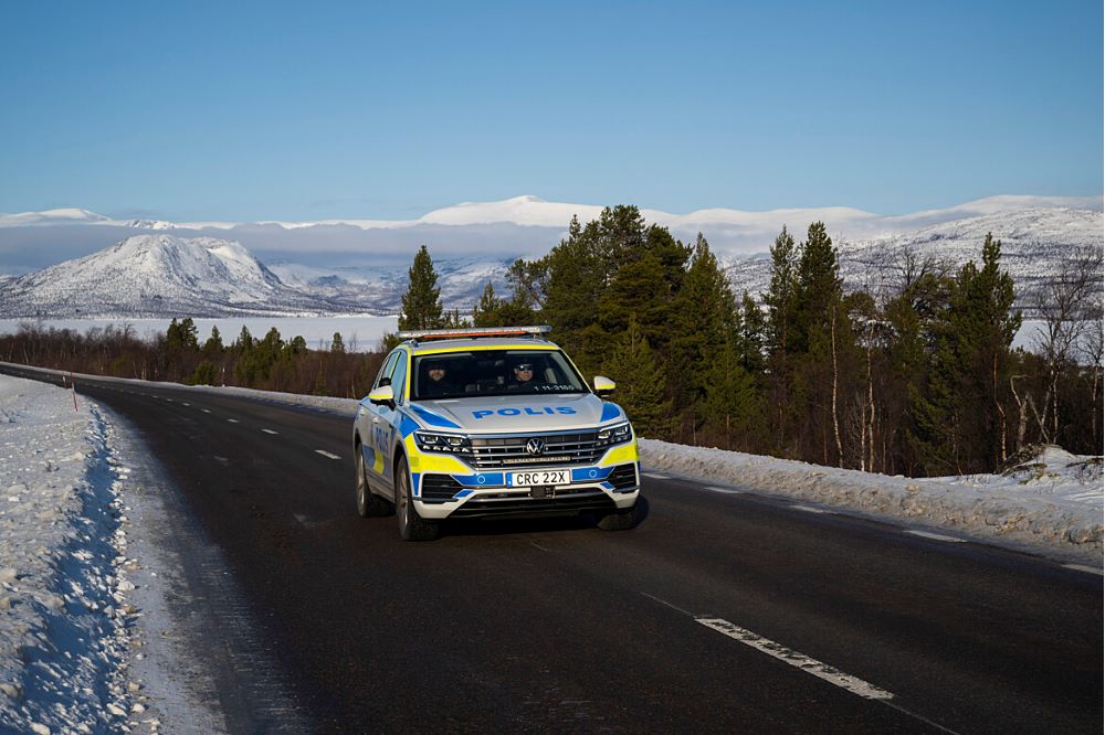 polisbil i vinterland