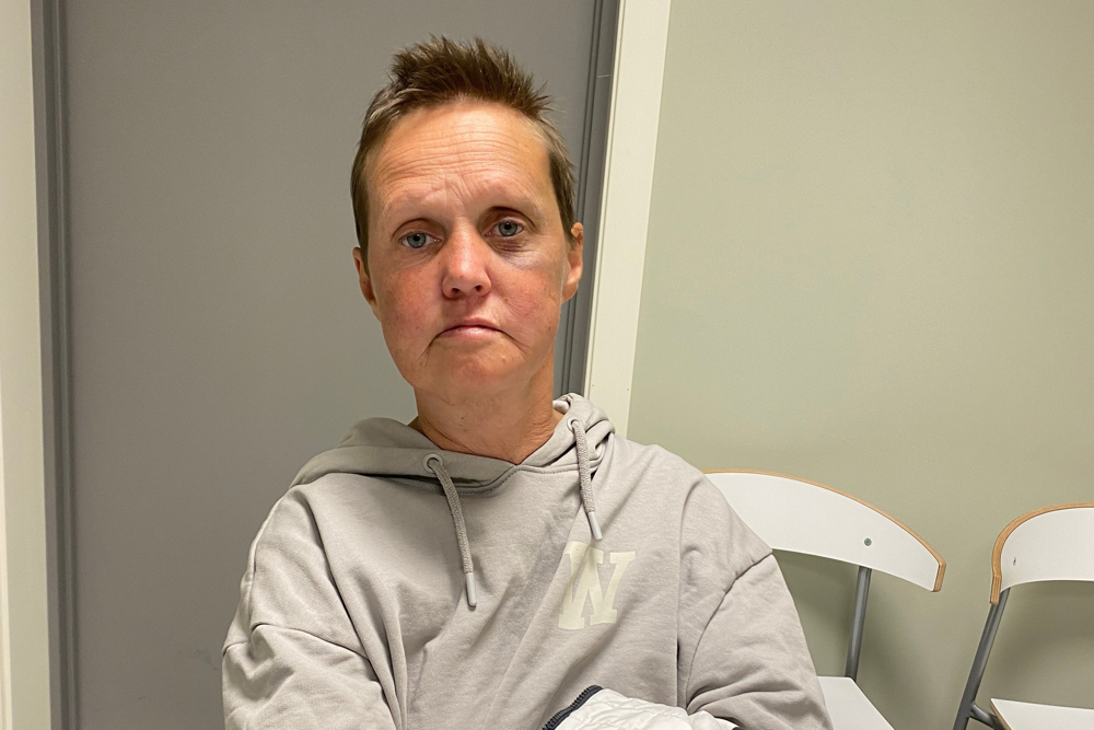 Kvinnan på bilden är brottsoffer i en pågående förundersökning. 