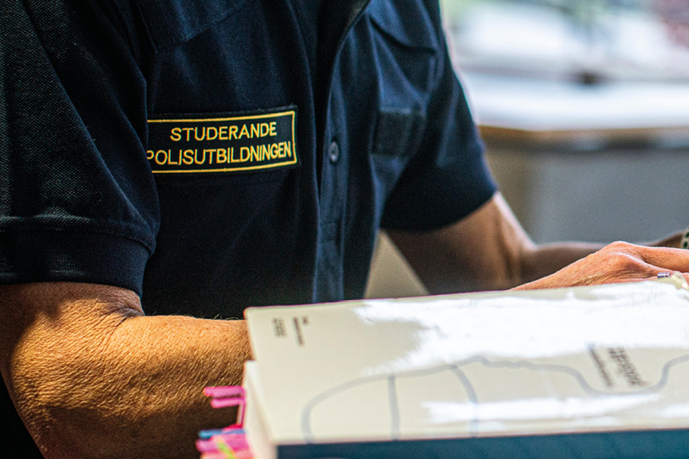 Händer som skriver på laptop.