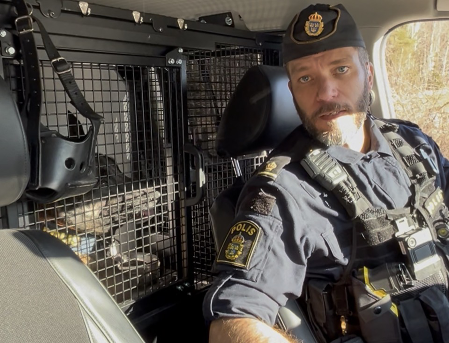 I baksätet har Drago kontakt med sin hundförare Gustav Klahr.