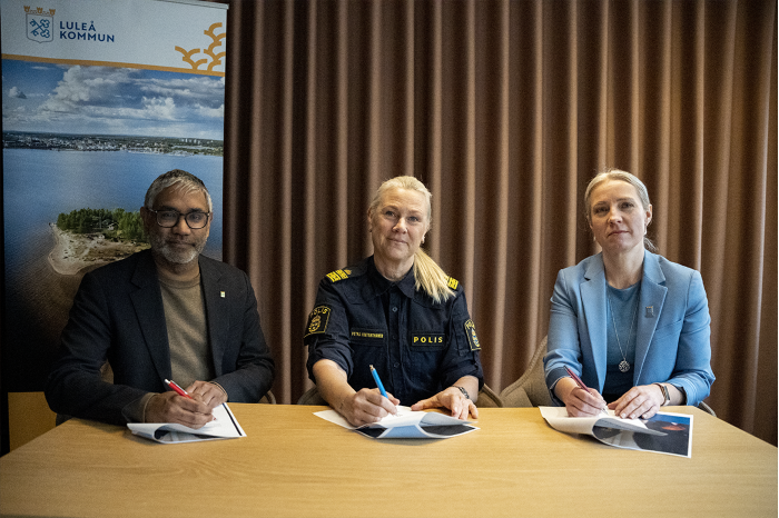 Bild på Luleå kommuns vice ordförande för kommunstyrelsen Fredrik Hansson (S), lokalpolisområdeschef Petra Hinterthaner och kommundirektör Anna Lindh Wikblad som skriver under samverkansöverenskommelsen.