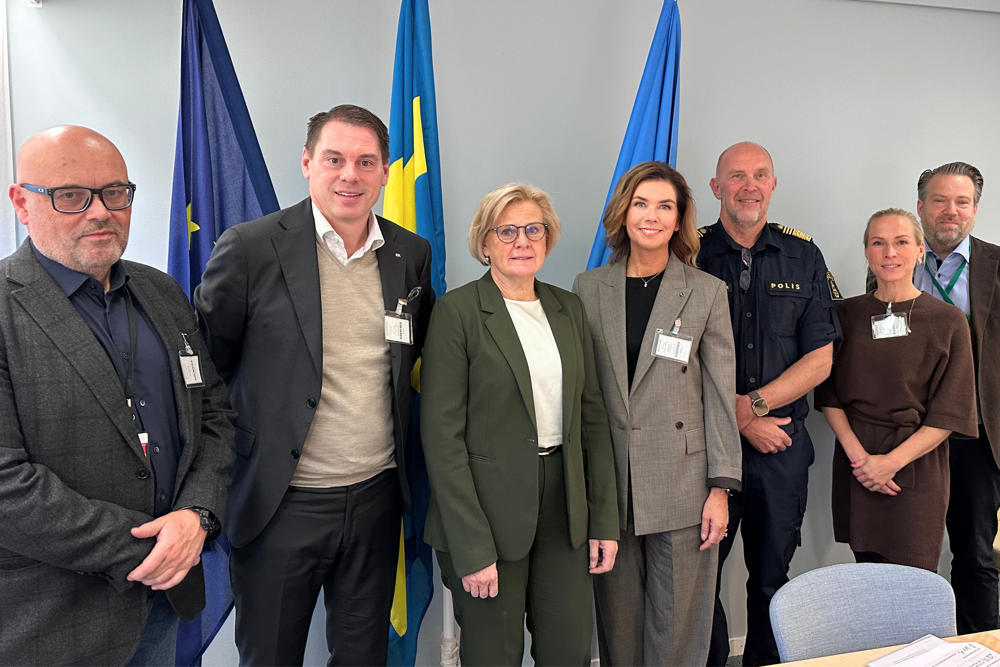 Personer frårn polisledning, ICA och Svensk handel står på en rad.